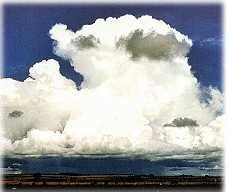 Opstijgende lucht veroorzaakt lage druk en leidt vaak tot wolkenvorming.