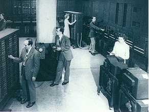 De ENIAC-computer, gebruikt voor het maken van de eerste numerieke weersverwachting, was een dinosaurus. Hij bestond uit 18.000 radiobuizen, 70.000 weerstanden, 10.000 condensatoren en 6.000 schakelaars. De machine had een energiebron die ongeveer half zoveel ruimte in beslag nam als hijzelf.