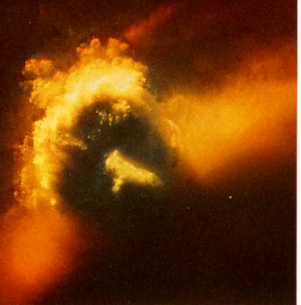 De astronauten van de spaceshuttle Discovery fotografeerden deze Cumulonimbus die door bliksem in de wolk oplicht.