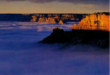 Dalmist, zoals hier in de Grand Canyon in Arizona, ontstaat wanneer koude lucht in een vallei zakt en 's nachts afkoelt tot het condensatiepunt.