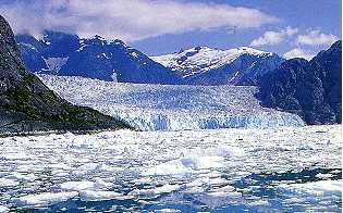 Gletsjers, zoals de LeConte-gletsjer in Alaska (boven) bevinden zich nu meestal op hoge breedten of hoogten. Er zijn echter perioden in de aardgeschiedenis geweest waarin zij veel uitgebreider waren.