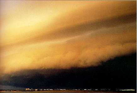 Een onweer ontwikkelt zich onder een torenhoge Cumulonimbuswolk.
