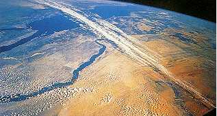 Straalstroomwolken over Egypte en de Rode Zee. De Rode Zee ligt boven in beeld en de Nijl ligt in het centrum.
