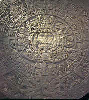Tonatiuh, bij de Azteken de god van de zon, is hier afgebeeld in het midden van een kalendersteen. Zoals vele volkeren beschouwden ook de Azteken de zon als een godheid die de bewegingen van de hemellichamen, het weer en dus ook het leven van de mens bestuurde.