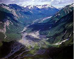 Gletsjers, zoals deze in Haines in Alaska, hebben U-vormige dalen uitgeslepen.